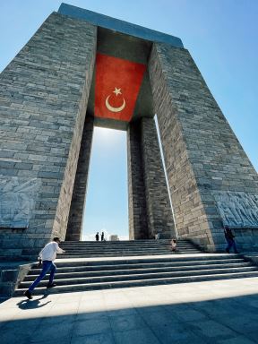 Čovek ispred memorijalnog spomenika na Galipolju (Canakkale Martyrs_ memorial).jpg