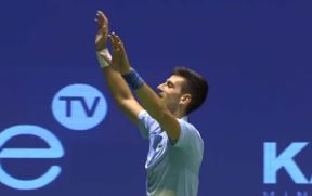 Novak Đoković baca reket  (4).jpg