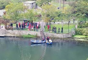 Sruseni most kod Ovcar Banje s kog su se turisti survali u Zapadnu Moravu (4).jpg