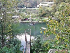 Sruseni most kod Ovcar Banje s kog su se turisti survali u Zapadnu Moravu (5).jpg