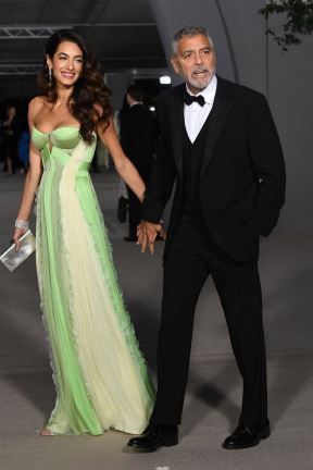 Američki glumac Džordž Kluni i njegova supruga libansko-britanska advokatica Amal Alamuddin Kluni stižu na 2. Godišnju gala svečanost Muzeja Akademije u Muzeju filmova Akademije u Los Anđelesu, 15. oktobra 2022.