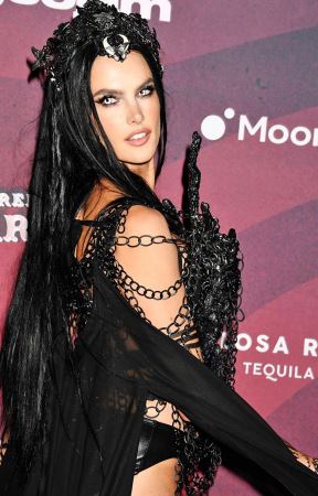 Alesandra Ambrosio u crnom kostimu