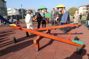 Mališani novosadskog naselјa Adice dobili su prvo javno igralište kao donaciju 