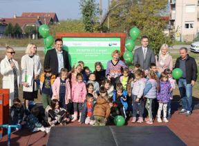 Mališani novosadskog naselјa Adice dobili su prvo javno igralište kao donaciju 