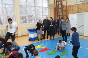  

U Novom Sadu je oko hiljadu dece učestvovalo u projektu “Ekološko vaspitanje, zdravo odrastanje”.