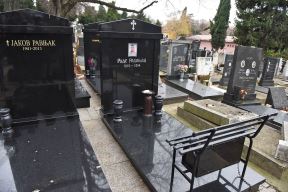 Covek pali svece na grobovima Bojovicevog oca i brata (5).jpeg