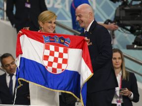 Kolinda grabar kitarović i predsednik FIFA.jpg