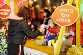 Volimo praznike jer volimo jedni druge_Mesto za tople zalogaje.jpg