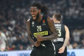 Slavlje igrača KK Partizan i navijača, Lesor uzeo megafon