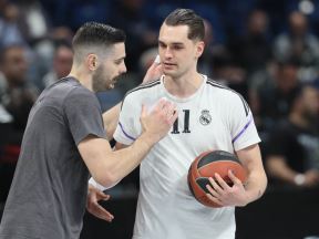 Mario Hezonja se pozdravlja sa Janisom Papapetruom