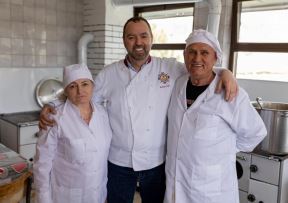DONACIJA ZA NARODNU KUHINJU I POMOĆ UGROŽENIMA!  Kurir i ekipa Majki i snajki uoči Vaskrsa posetili Kosovo i Metohiju   