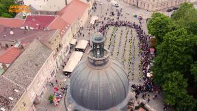 SREMSKA MITROVICA Maturanti tradicionalno zaplesali na gradskom trgu - GRAD I OVE GODINE OBEZBEĐUJE MATURSKE PROSLAVE (1).jpg