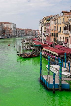 Voda u kanalima u Veneciji postala fluorescentno zelena