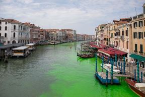 Voda u kanalima u Veneciji postala fluorescentno zelena