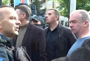 Okupljeni Srbi u Zvečanu zahtevaju da se specijalna policija povuče. Uzvikuju idite, idite i ovo je Srbija (8).jpg