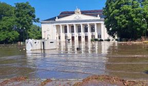 Poplavljeni centar Nove Kahovke pod ruskom okupacijom nakon rušenja brane hidroelektrane Kahovka u Hersonskoj oblasti koje su izvršile ruske snage 6. juna 2023.