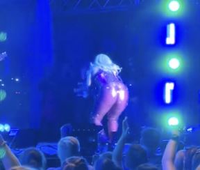 bebe rexha pogođena telefonom u glavu 3.png