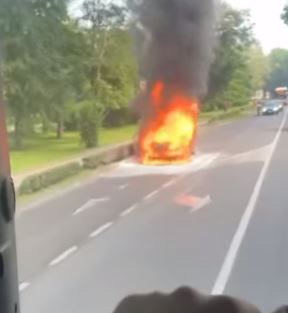 Zapaljen automobil (2).jpg