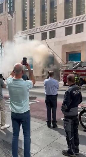 Dim od požara ispod Tiffani & Co na Menhetnu raste. Čuje se glasan zvuk udaranja. Stiže još vatrogasnih vozila (2).jpg