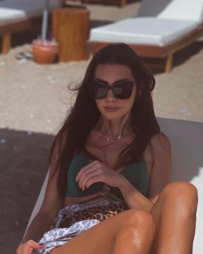 Voditeljka Slagalice Jelena Simić u bikiniju