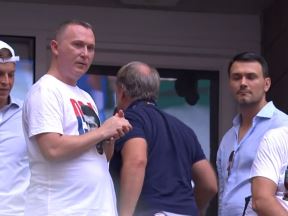 Novak-izbacuje-navijača-(3).jpg