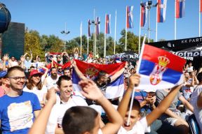 Navijači Srbije ispred Štark arene 2.jpg