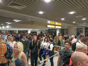 Boriša Simanić pored Svetislava Pešića u avionu sa košarkašima Srbije