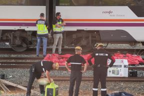 Leš koji čeka na identifikaciju, između dva vagona u oblasti gde traže mladog Kordovana Alvara Priet (2).jpg