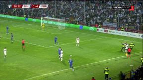 Navija BiH uleteo na teren i zgrabio Ronalda (5).jpg