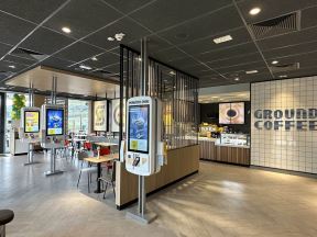 McDonalds restoran AVA Park_unutrasnjost.jpg