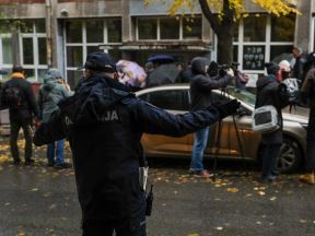 Okupljanje roditelja ispred skole Vladislav Ribnikar 1.jpeg