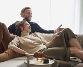 VKS.COUPLE_DRINK_LOUNGE.jpg