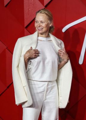 Pamela Anderson 3.jpg