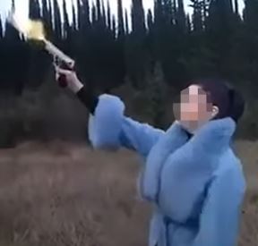 Devojka puca iz pistolja (4).png