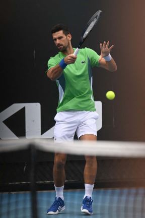 Novak Đoković trening po kiši na Australijan openu 4.jpg
