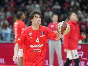 Žena pogođena korom od banane na Zvezda Partizan