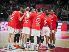 Žena pogođena korom od banane na Zvezda Partizan
