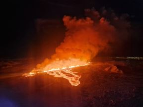 vulkanska erupcija počela na poluostrvu Rejkjanes, Rejkjavik, Island - (1).jpg