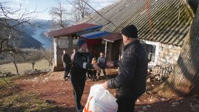 Enela sa petoro dece ostala sama na vrhu ledenog Peštera  (3).jpg