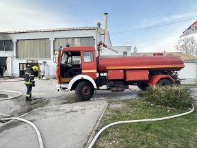 Vatra guta poslovni objekat Veliki požar kod Čačka, svi radnici odmah evakuisani (1) copy.jpg