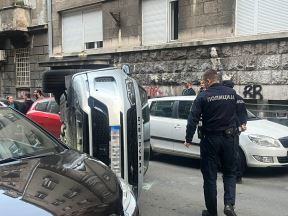 Prevrnuo se automobil u Vlajkovićevoj