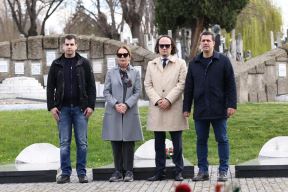 Ružica Đinđić sa sinom došla na grob Zorana Đinđića