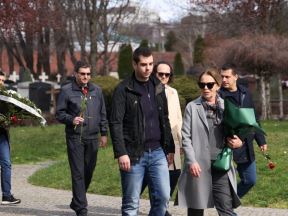 Ružica Đinđić sa sinom došla na grob Zorana Đinđića