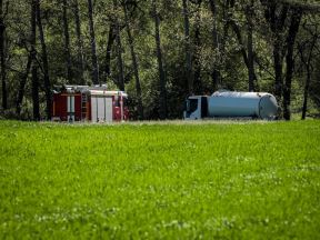 Zlot vatrogasci i cisterna za vodu koju ispumpavaju (3) copy.jpg