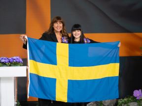 Ambasadorka Svedske urucuje zastavu Teya Dori (3).jpg
