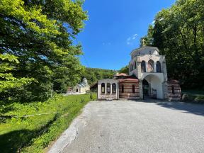 LEGENDA KAŽE DA SE NA MANASTIRU U BLIZINI BEOGRADA UKAZAO LIK BOGORODICE: Ovo je mesto gde se čuda dešavaju