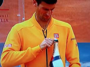 novak djoković otvara šampanjac (4).jpg