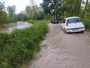 Dve žene i dete evakuisani iz vodene bujice, spasili ih vatrogasci (1).jpg