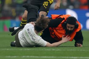 Navijač prekinuo finale Lige šampiona (4).jpg