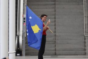 Navijač sa zastavom tzv Kosova provocirao pred meč Srbije